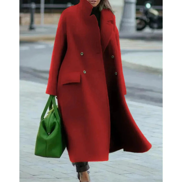 Damen Mantel in Rot mit Knopfleiste und seitlichen Taschen aus weichem, warmem Stoff für kühle Tage.
