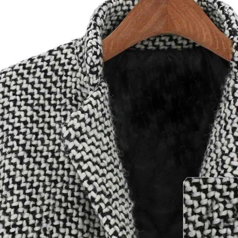 Damen Mantel in Schwarz und Weiß mit grafischem Muster, aus hochwertigem Material, ideal für kühle Tage.