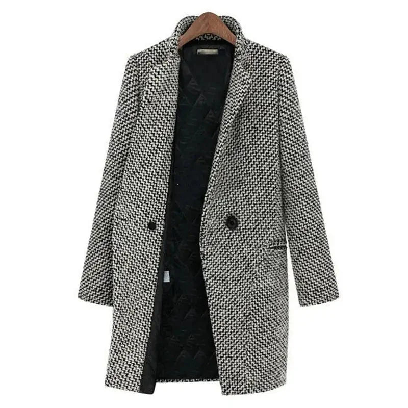 Damen Mantel in Schwarz und Weiß mit geometrischem Muster, aus weichem Wollmix, ideal für die Übergangszeit.