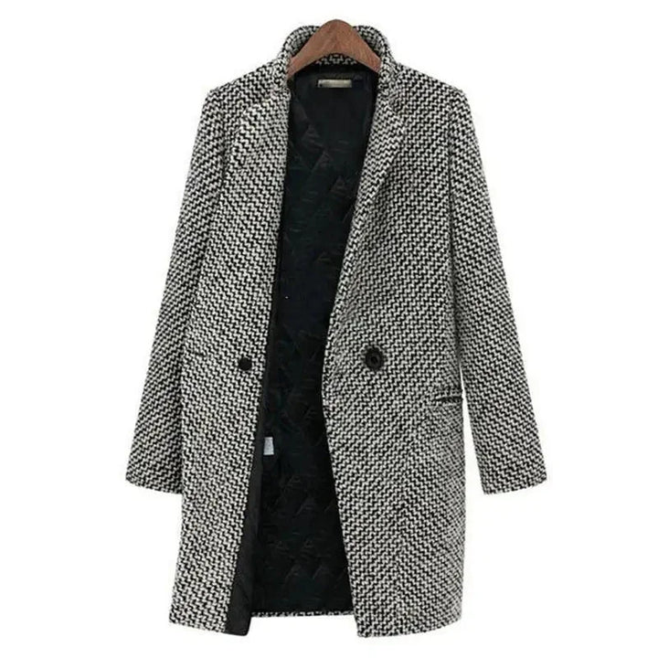 Damen Mantel in Schwarz und Weiß mit geometrischem Muster, aus weichem Wollmix, ideal für die Übergangszeit.