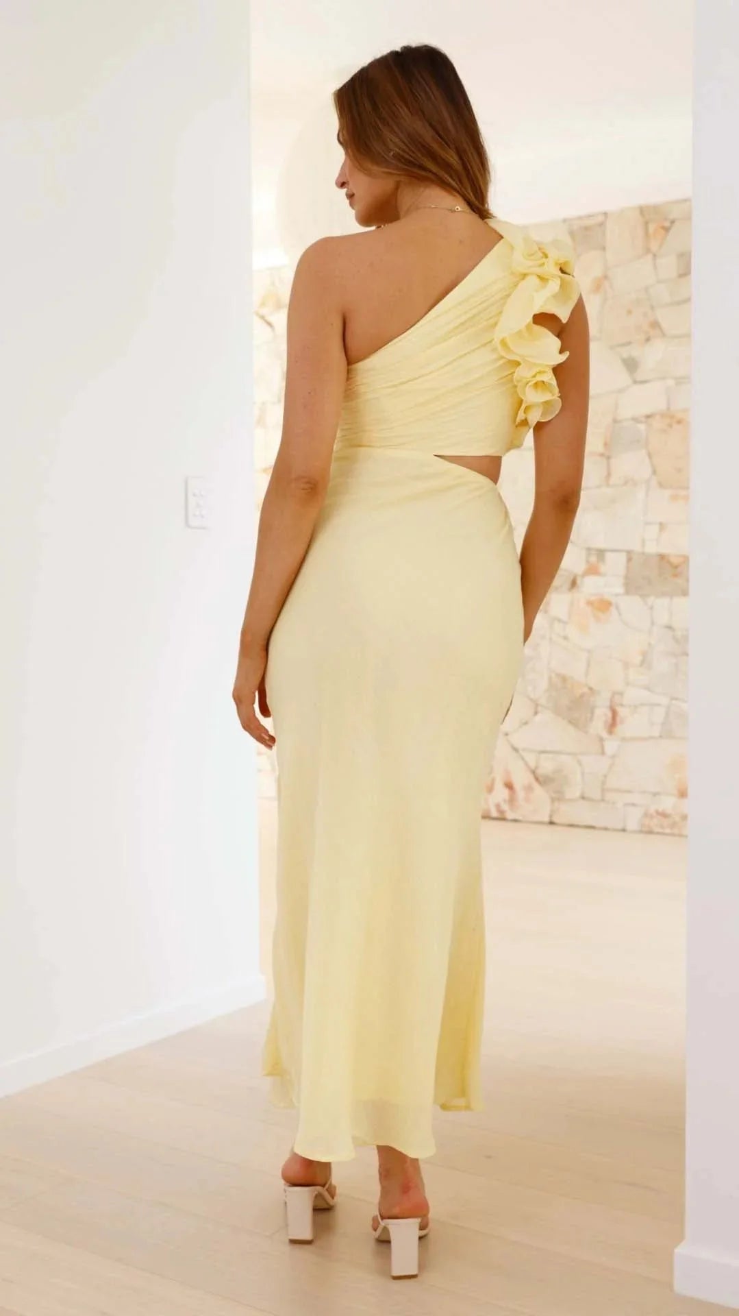 Damen Maxi-Ein-Schulterkleid Gelb mit Seiten-Cutouts – High-quality product image.