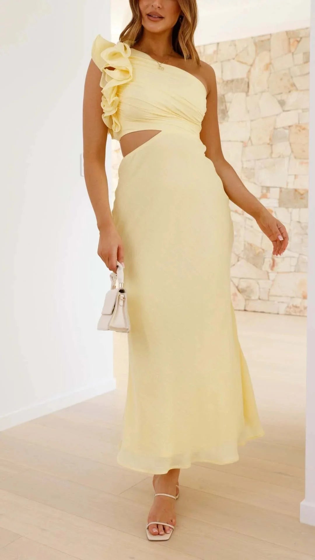 Damen Maxi-Ein-Schulterkleid Gelb mit Seiten-Cutouts – High-quality product image.