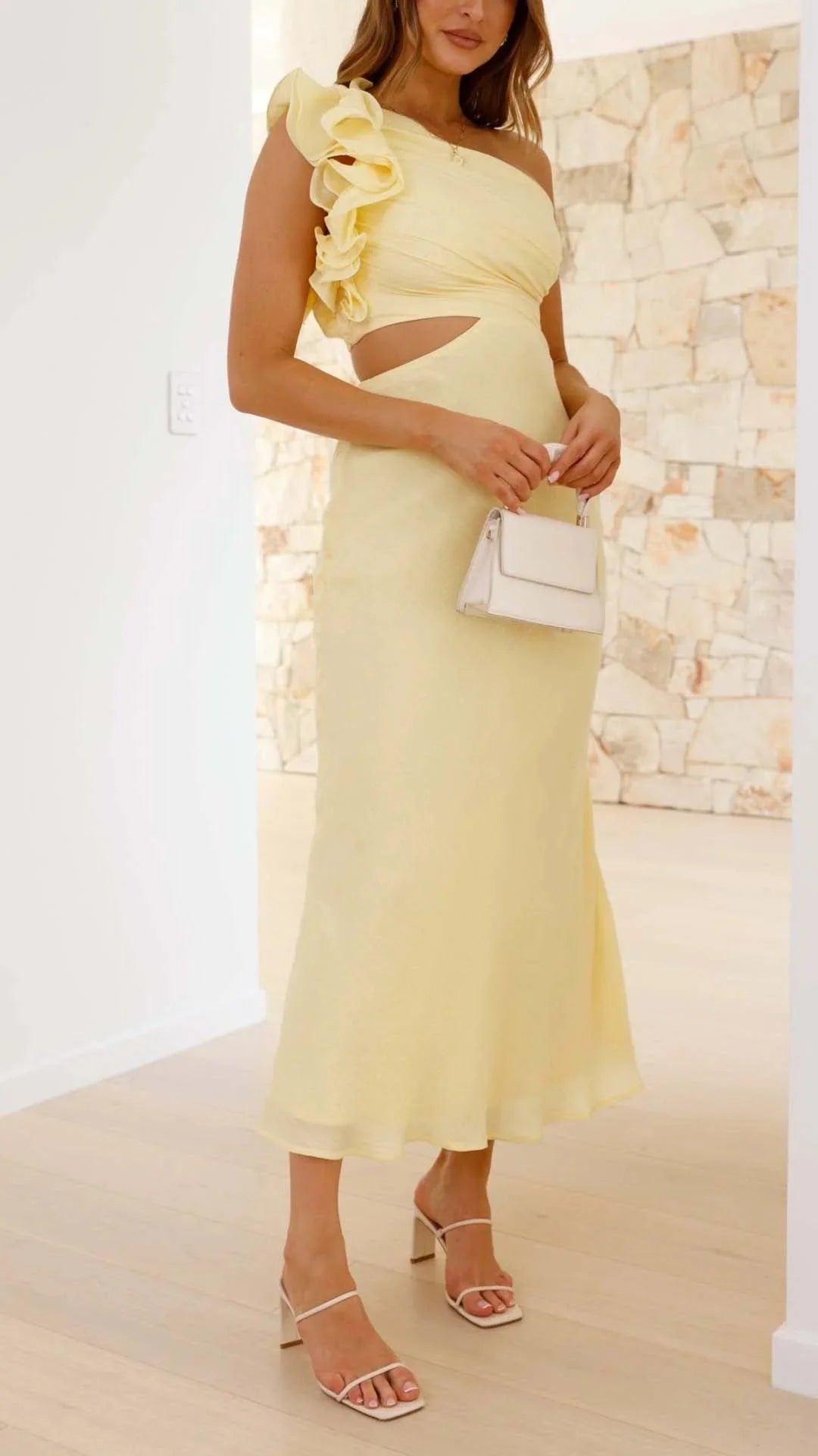 Damen Maxi-Ein-Schulterkleid Gelb mit Seiten-Cutouts – High-quality product image.