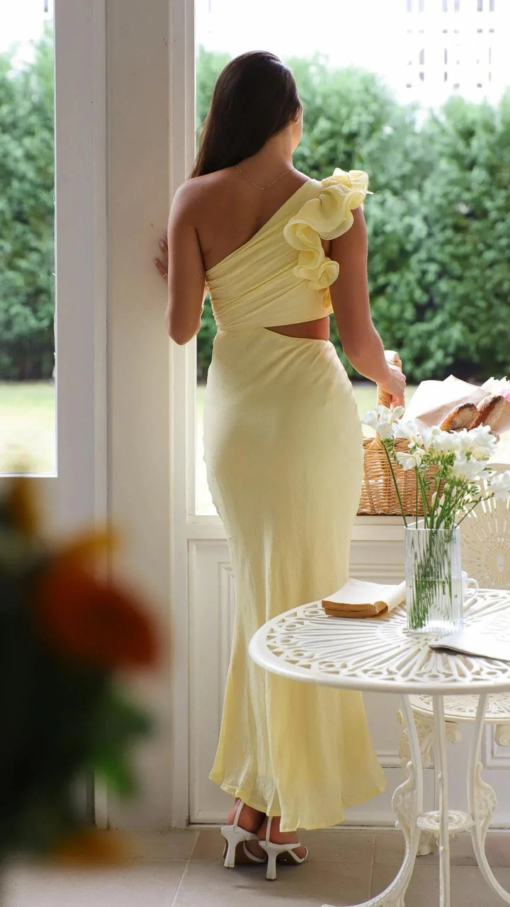 Damen Maxi-Ein-Schulterkleid Gelb mit Seiten-Cutouts – High-quality product image.