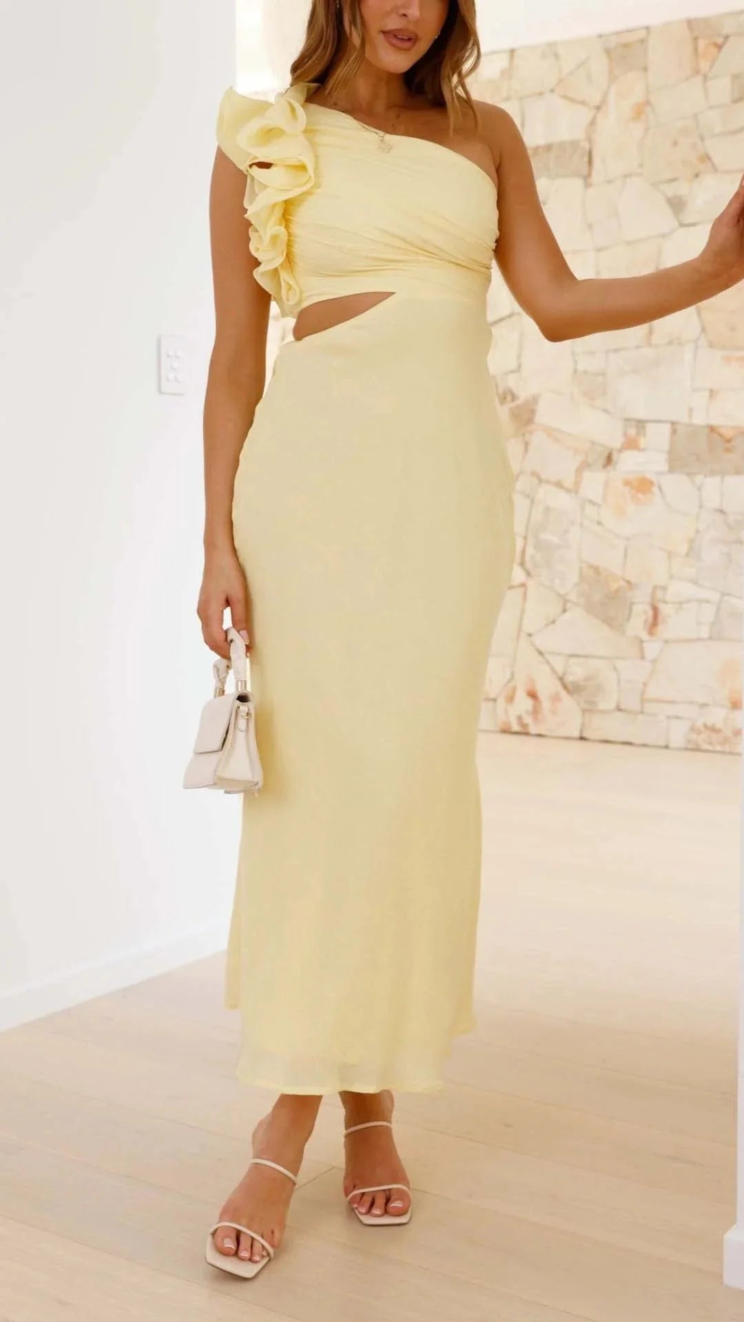 Damen Maxi-Ein-Schulterkleid Gelb mit Seiten-Cutouts – High-quality product image.
