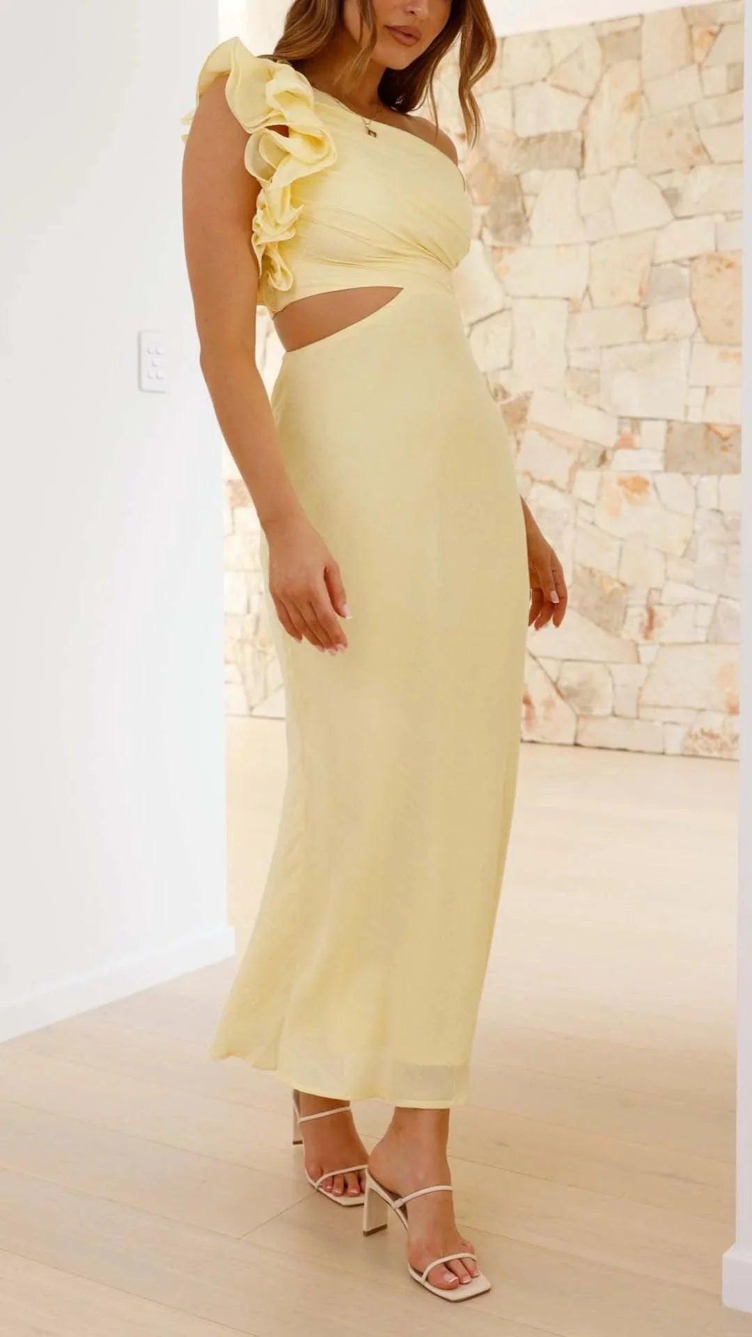 Damen Maxi-Ein-Schulterkleid Gelb mit Seiten-Cutouts – High-quality product image.