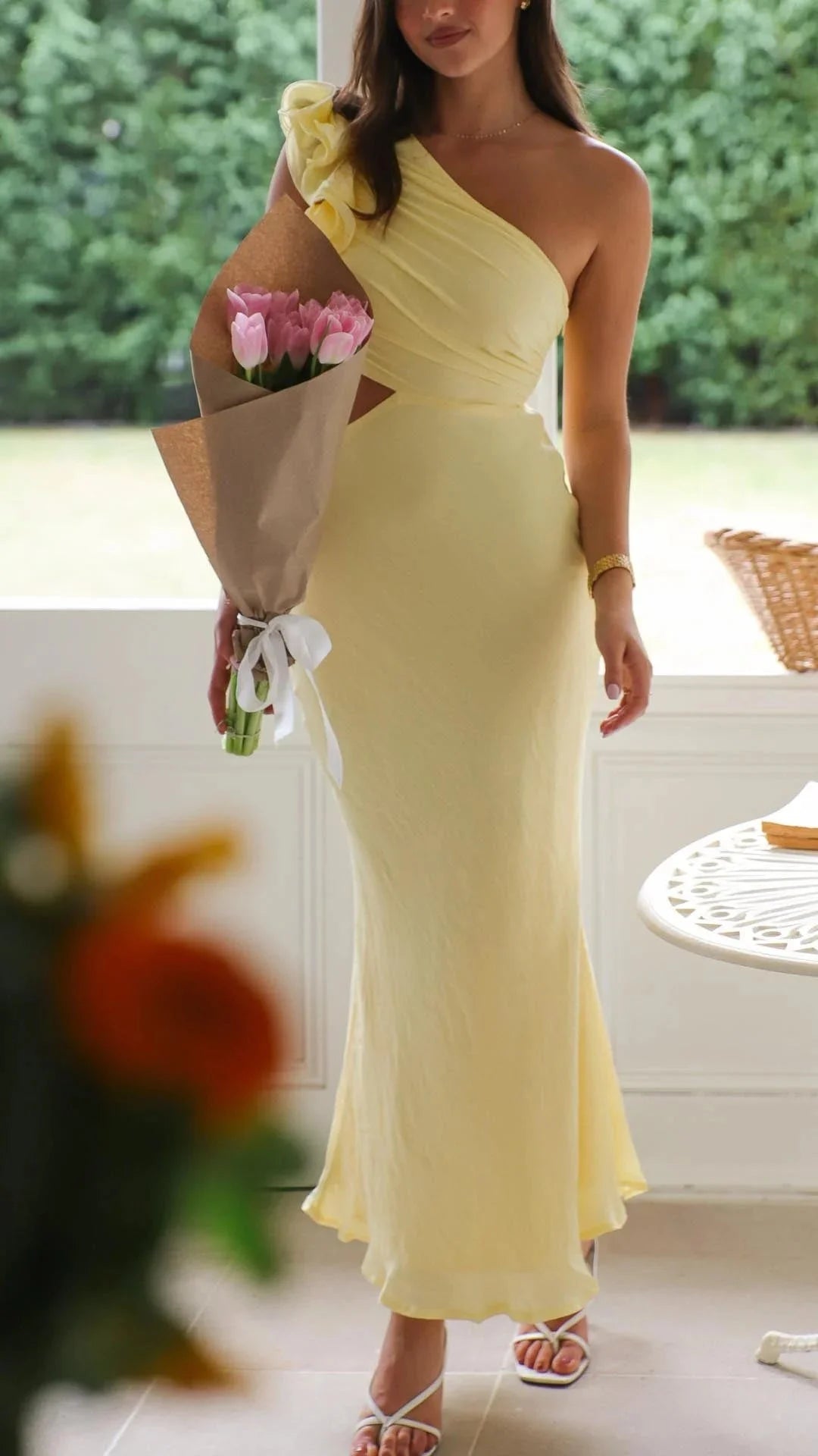 Damen Maxi-Ein-Schulterkleid Gelb mit Seiten-Cutouts – High-quality product image.