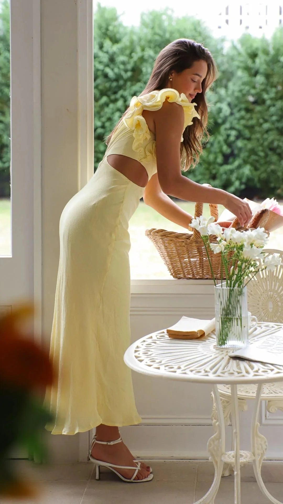 Damen Maxi-Ein-Schulterkleid Gelb mit Seiten-Cutouts – High-quality product image.