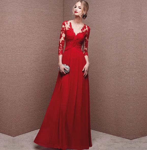 Rotes Maxikleid für Damen mit Spitzenapplikationen und Rückendetail, aus leichtem Stoff, ideal für besondere Anlässe.