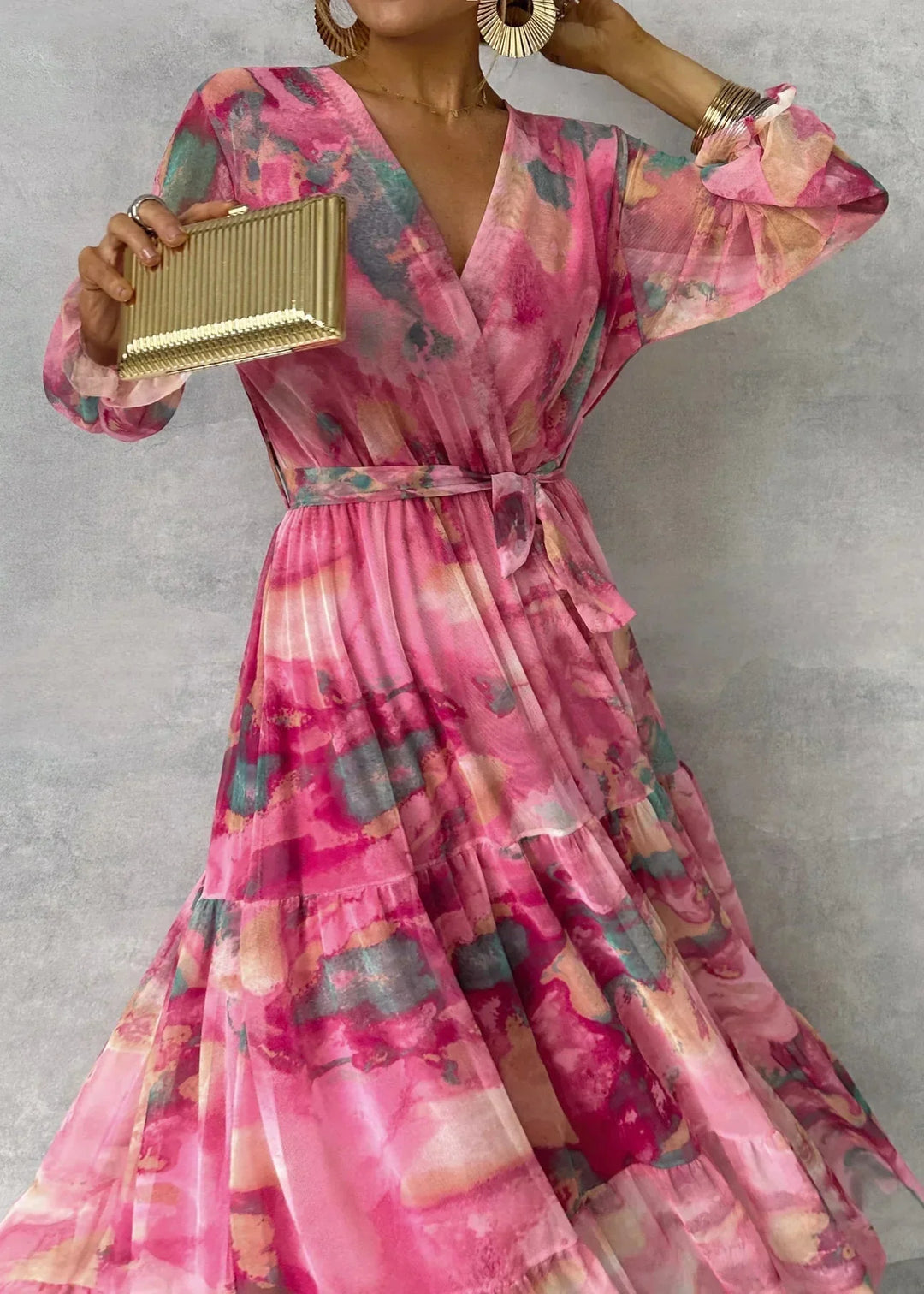 Rosa Damen Maxi-Wickelkleid mit Blumenmuster aus leichtem Stoff, ideal für den Sommer - elegant und bequem.