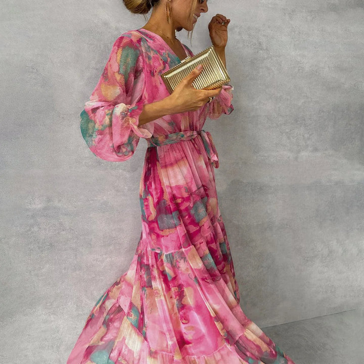Maxi-Wickelkleid aus sanftem Stoff in Rosa mit rotem Rosenmuster für Damen, perfekt für sommerliche Tage im Garten oder…