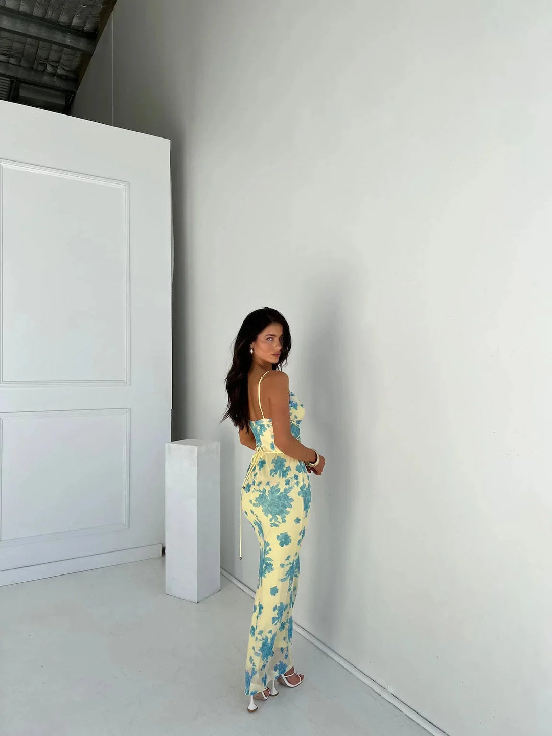 Damen Maxikleid Gelb Blau Blumenmuster Ärmellos – High-quality product image.
