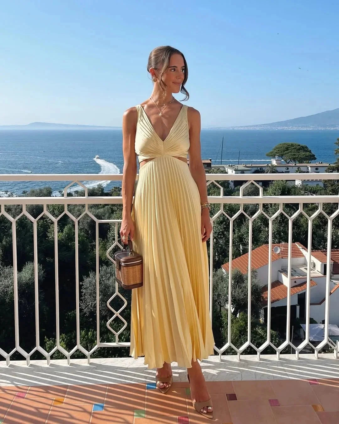 Damen Maxikleid Gelb Plissee mit Tiefem Ausschnitt – High-quality product image.