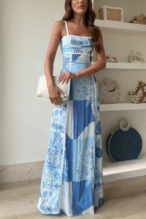 Damen Maxikleid in Blau mit Mustern und Schleifendetail – High-quality product image.