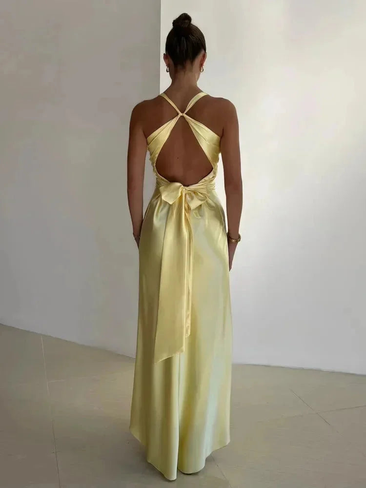Damen Maxikleid in Gelb mit Raffungen und V-Ausschnitt – High-quality product image.