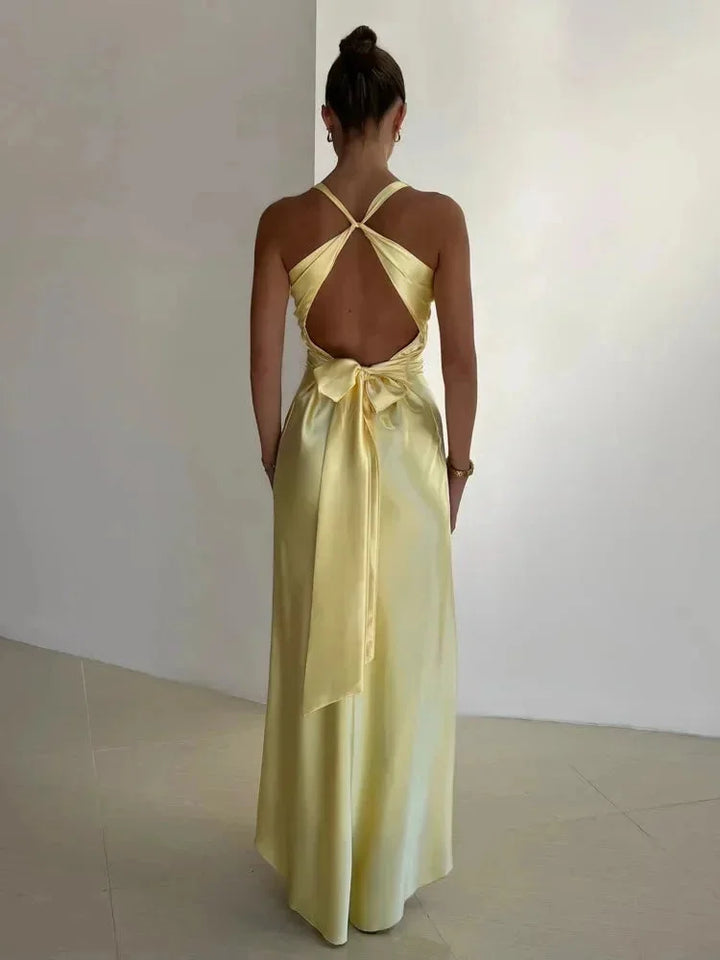 Damen Maxikleid in Gelb mit Raffungen und V-Ausschnitt – High-quality product image.