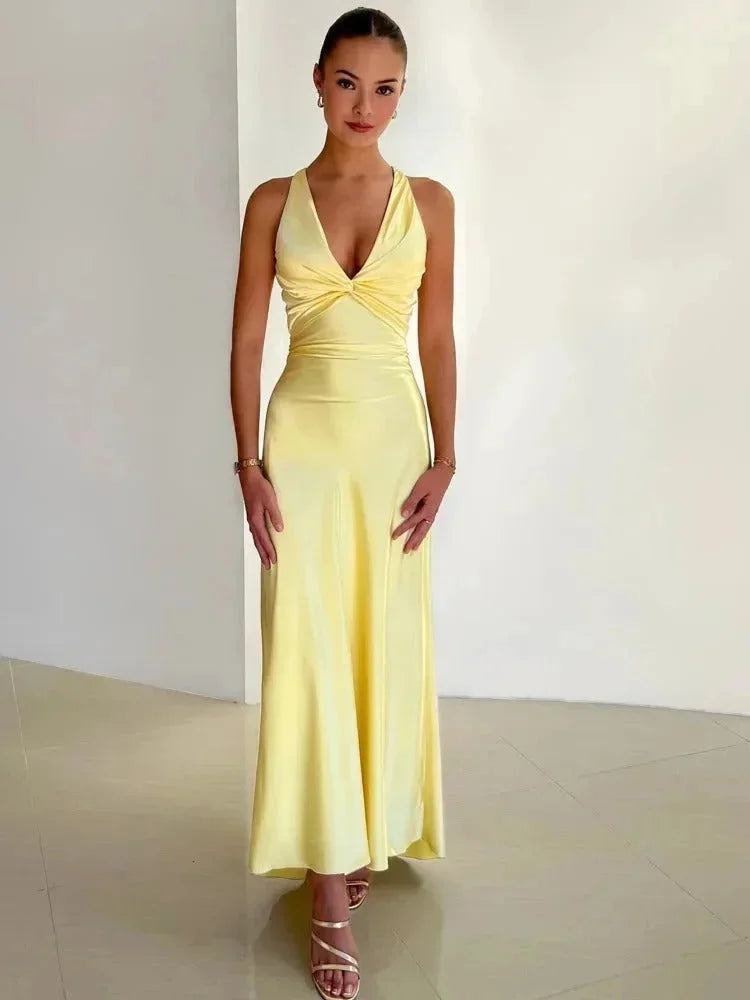 Damen Maxikleid in Gelb mit Raffungen und V-Ausschnitt – High-quality product image.