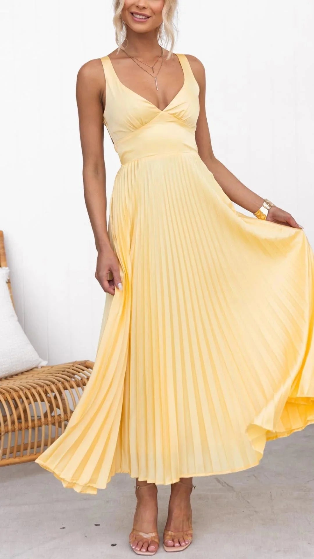 Damen Maxikleid in Gelb mit V-Ausschnitt – High-quality product image.