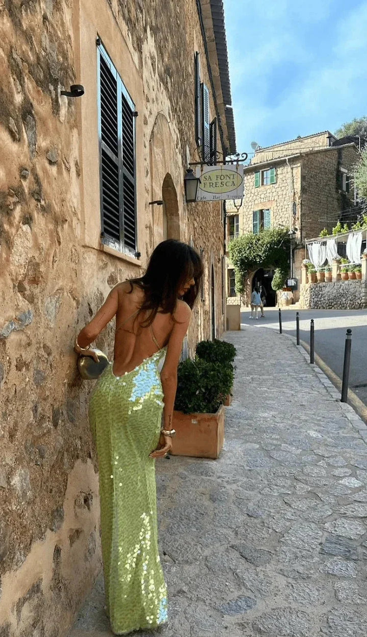 Damen Maxikleid in Limettengrün mit Pailletten und dünnen Trägern – High-quality product image.