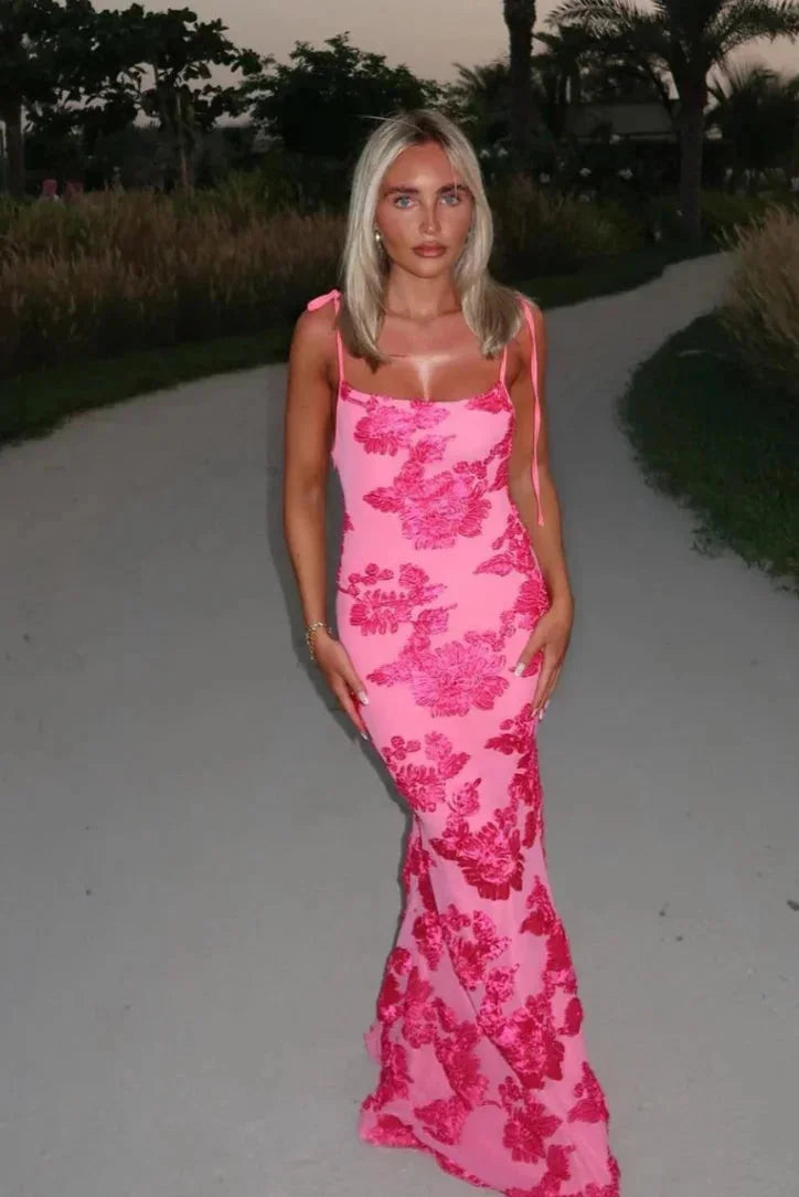 Damen Maxikleid in Rosa mit floraler Verzierung und Schulterbändern – High-quality product image.