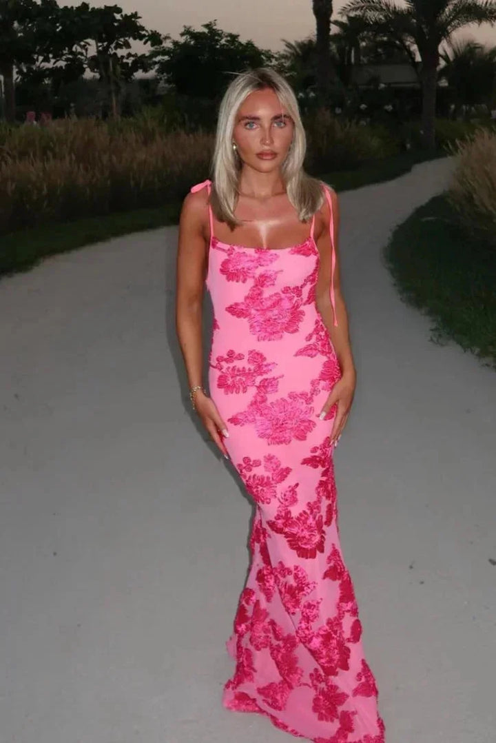 Damen Maxikleid in Rosa mit floraler Verzierung und Schulterbändern – High-quality product image.