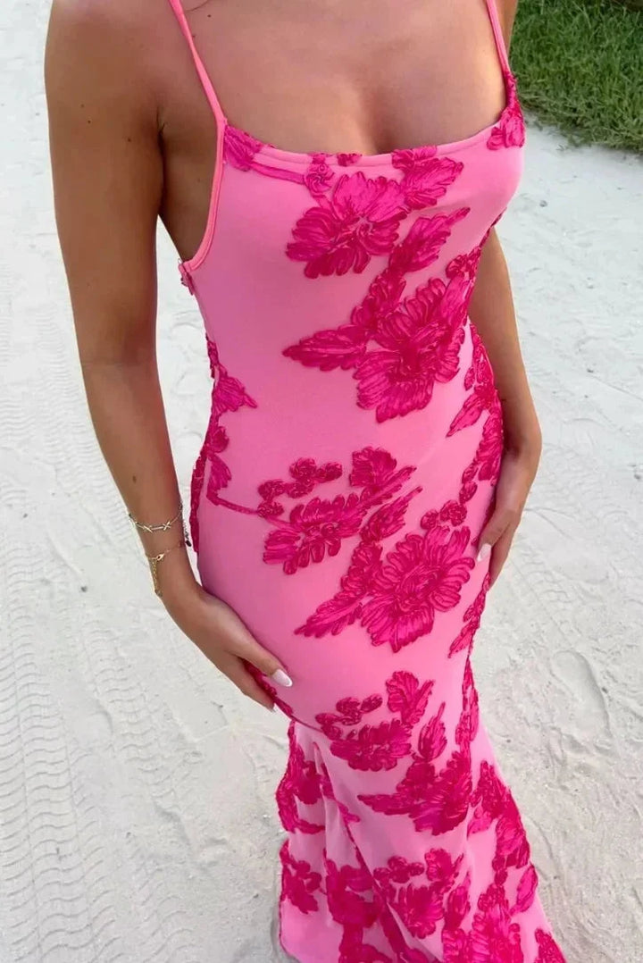 Damen Maxikleid in Rosa mit floraler Verzierung und Schulterbändern – High-quality product image.