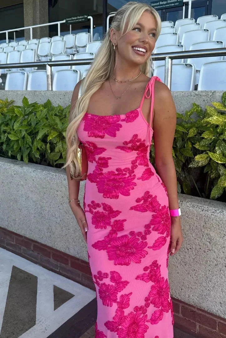 Damen Maxikleid in Rosa mit floraler Verzierung und Schulterbändern – High-quality product image.