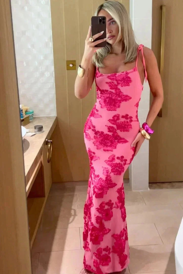 Damen Maxikleid in Rosa mit floraler Verzierung und Schulterbändern – High-quality product image.
