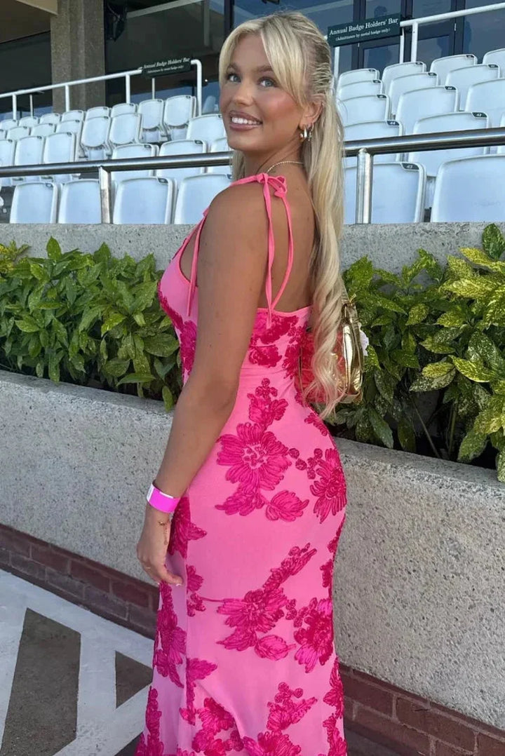 Damen Maxikleid in Rosa mit floraler Verzierung und Schulterbändern – High-quality product image.
