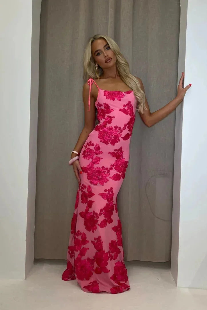 Damen Maxikleid in Rosa mit floraler Verzierung und Schulterbändern – High-quality product image.