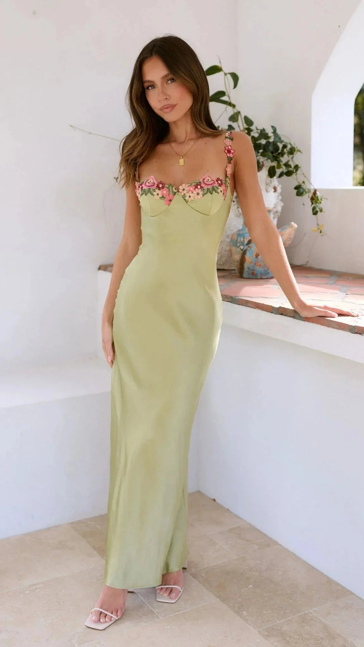 Damen Maxikleid in Salbeigrün mit pinken Blumenstickereien – High-quality product image.