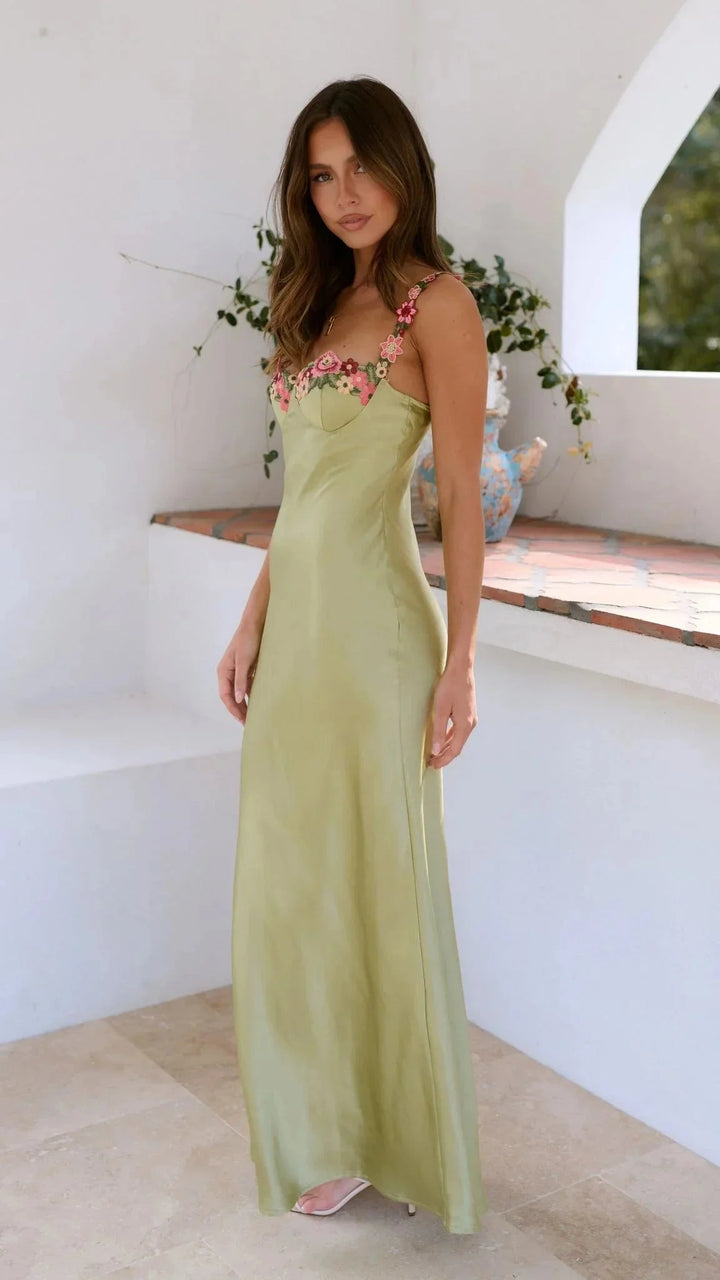 Damen Maxikleid in Salbeigrün mit pinken Blumenstickereien – High-quality product image.