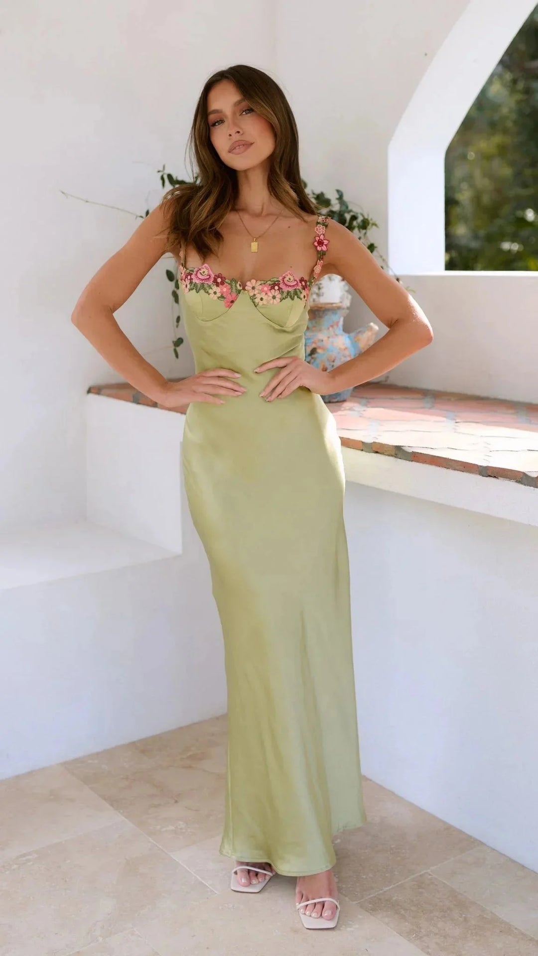 Damen Maxikleid in Salbeigrün mit pinken Blumenstickereien – High-quality product image.
