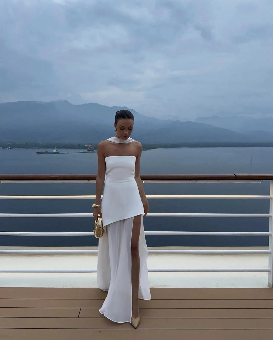 Damen Maxikleid mit asymmetrischen Schichten und geradem Schnitt – High-quality product image.