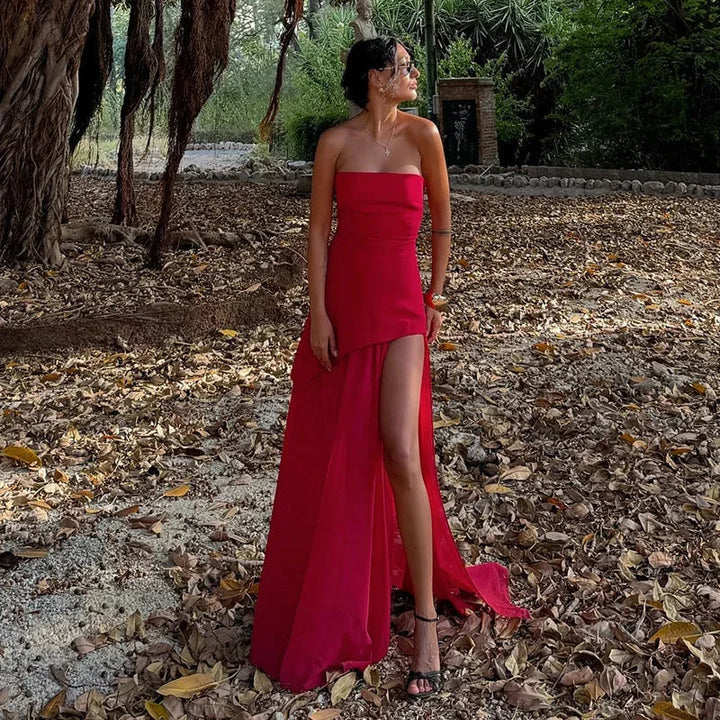 Damen Maxikleid mit asymmetrischen Schichten und geradem Schnitt – High-quality product image.