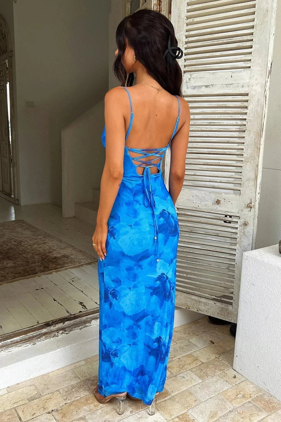 Damen Maxikleid mit blauem Blumenmuster und schmalen Trägern – High-quality product image.