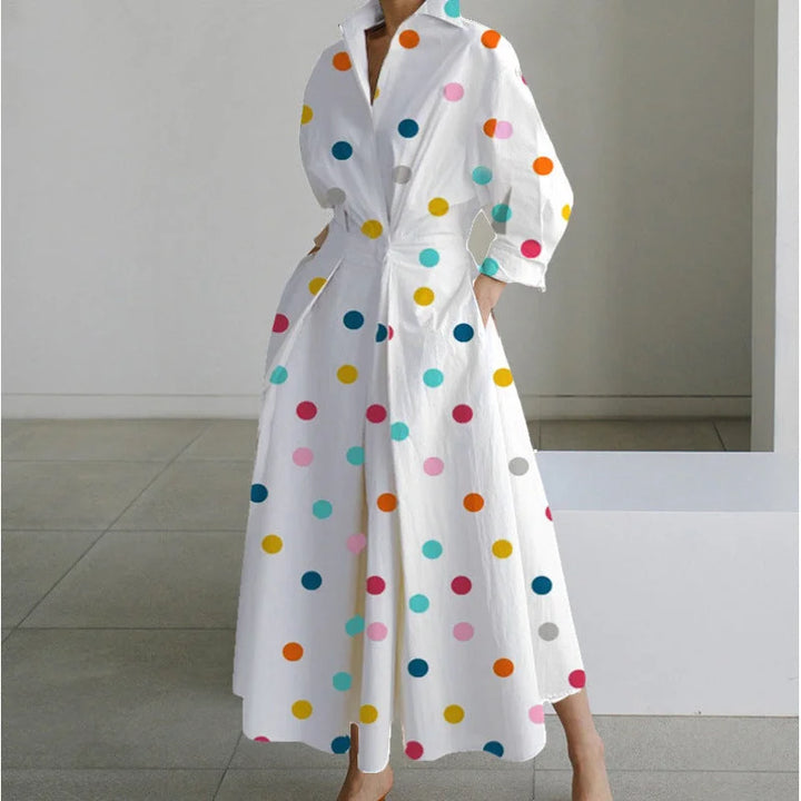 Damen Maxikleid mit Front-Wickelkragen, buntes Punkte-Muster, leichtes Material für sommerlichen Komfort.