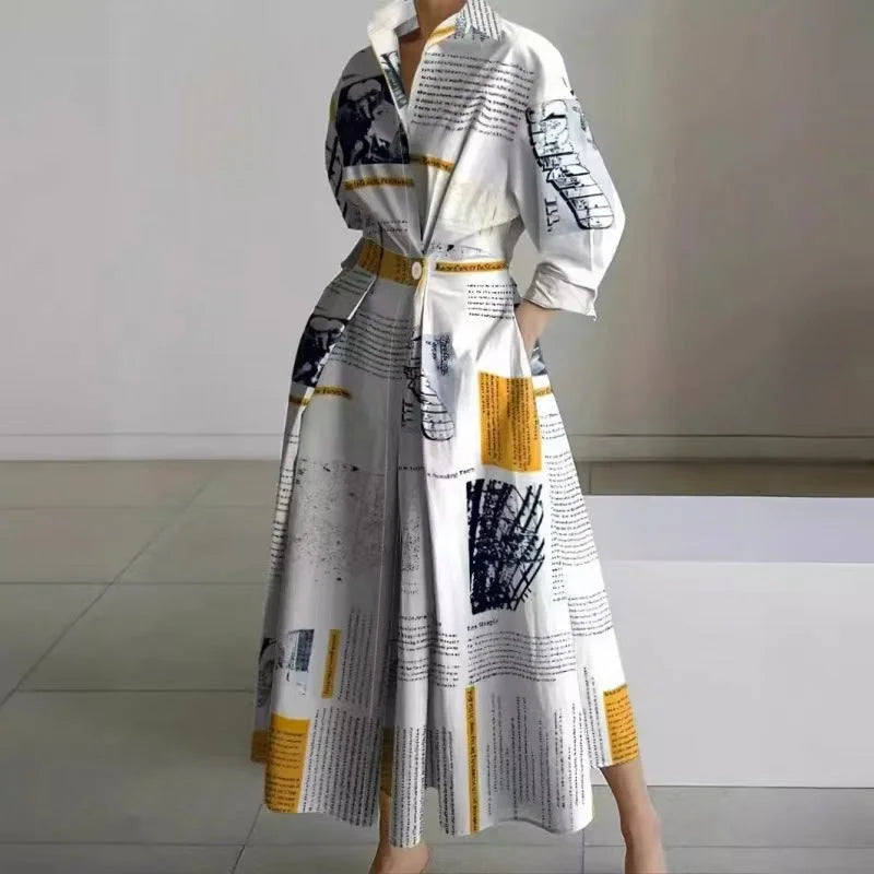 "Damen Maxikleid mit Front-Wickelkragen aus leichtem Stoff, gemustert mit gelben Zeitungsdruck für einen einzigartigen Look."