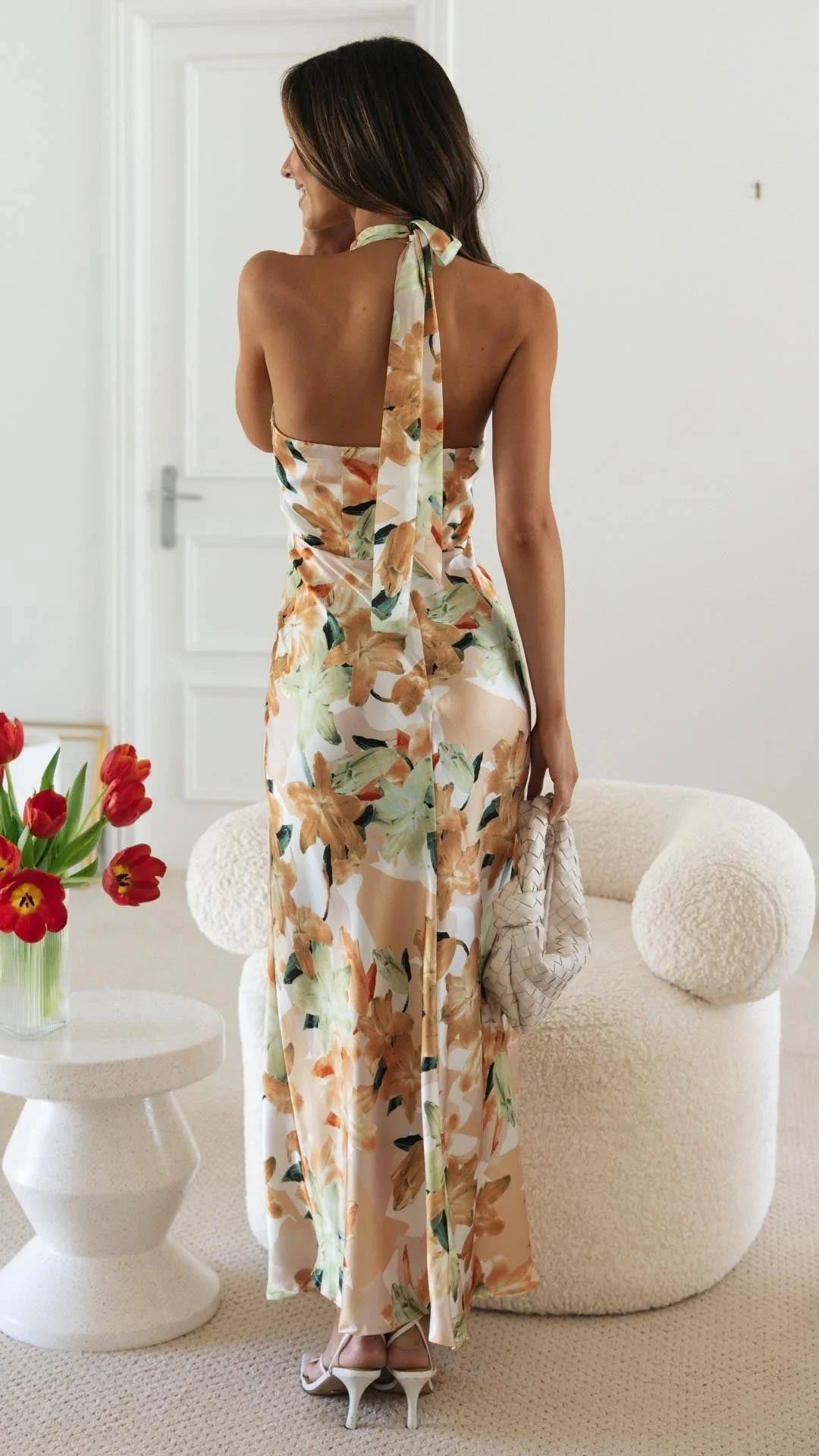 Damen Maxikleid mit Halsschleife und Blumenmuster – High-quality product image.