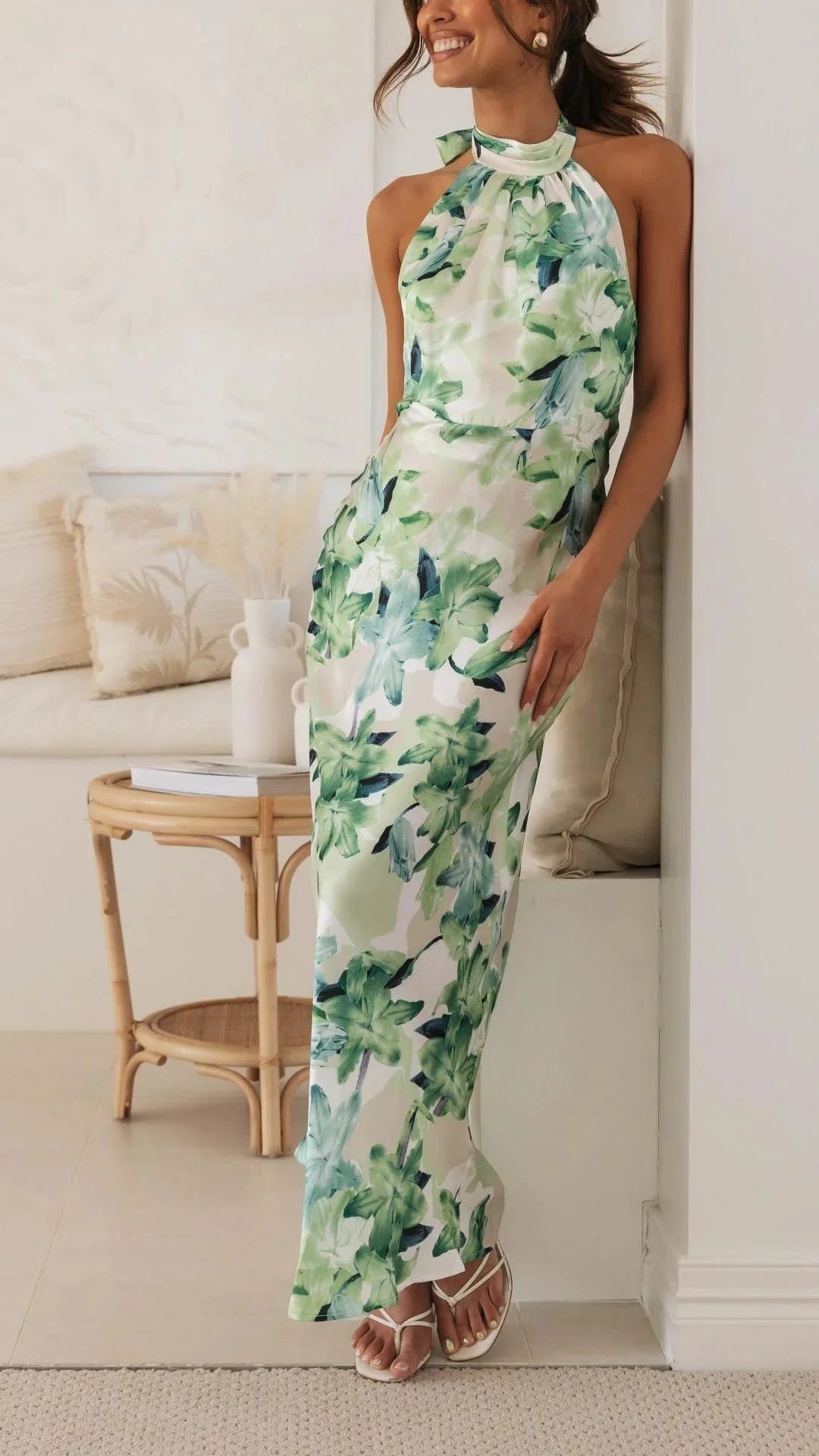 Damen Maxikleid mit Halsschleife und Blumenmuster – High-quality product image.
