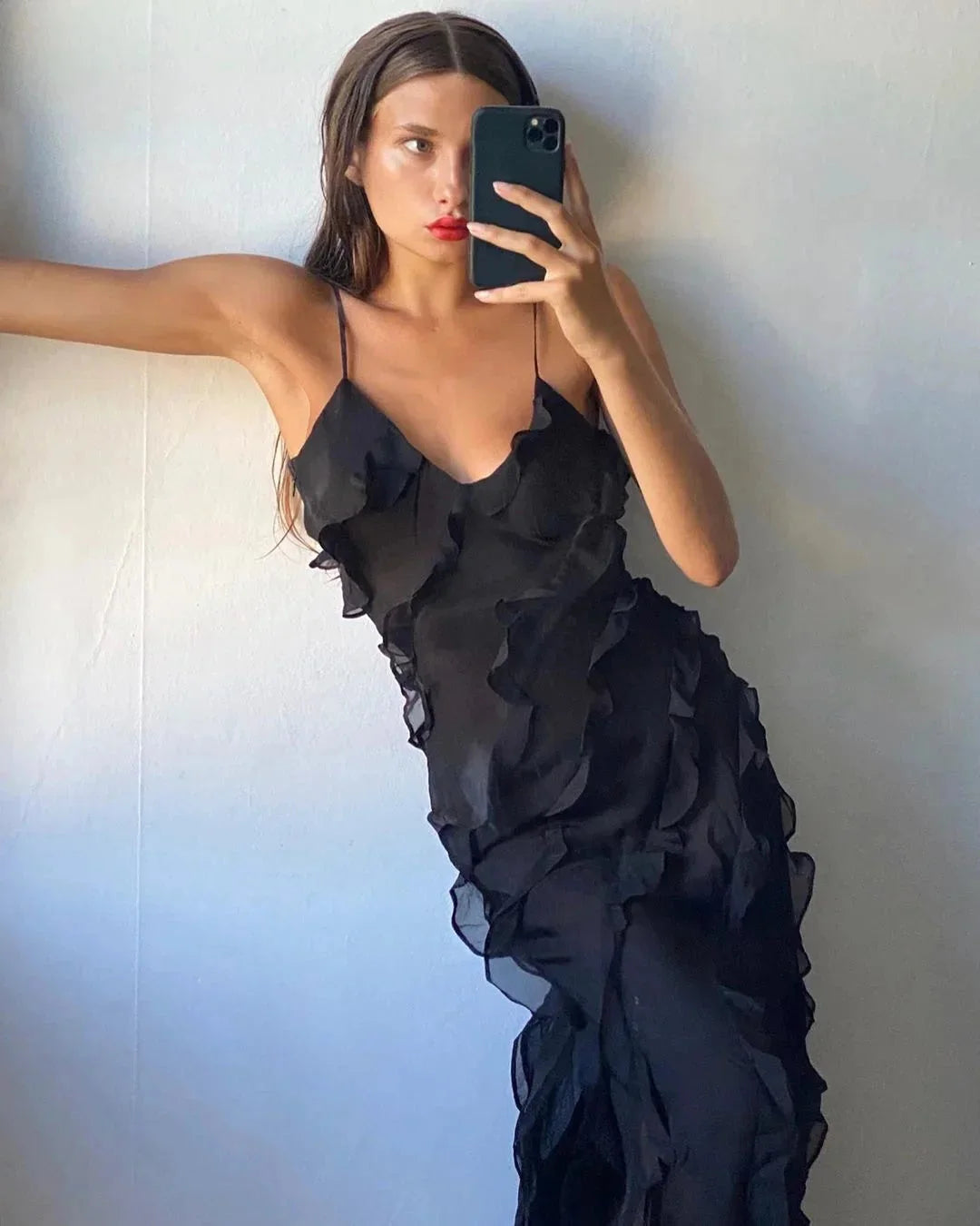 Damen Maxikleid mit Rüschen und schulterfreiem Schnitt – High-quality product image.
