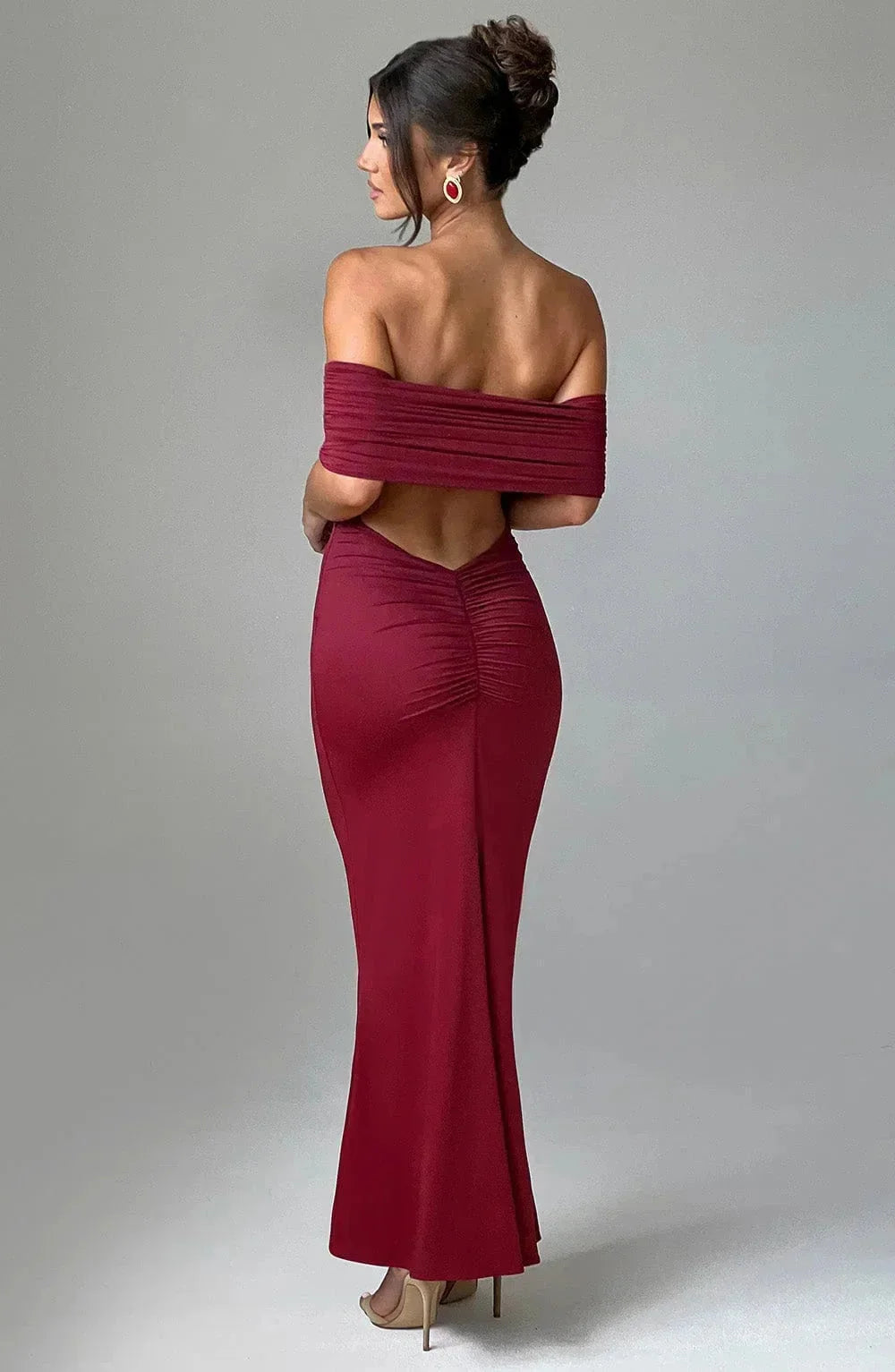Damen Maxikleid mit schulterfreiem Design und Raffung – High-quality product image.