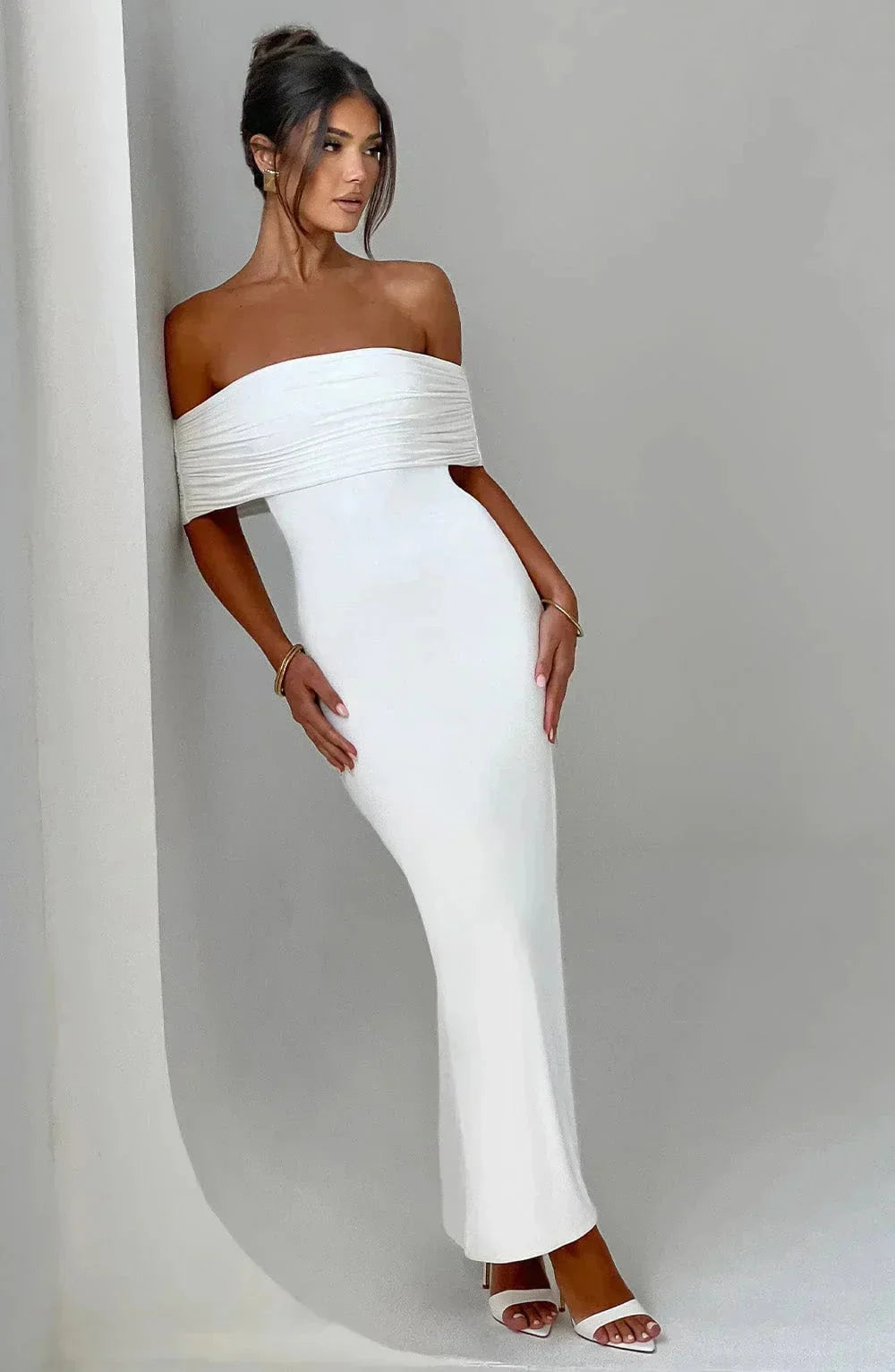 Damen Maxikleid mit schulterfreiem Design und Raffung – High-quality product image.
