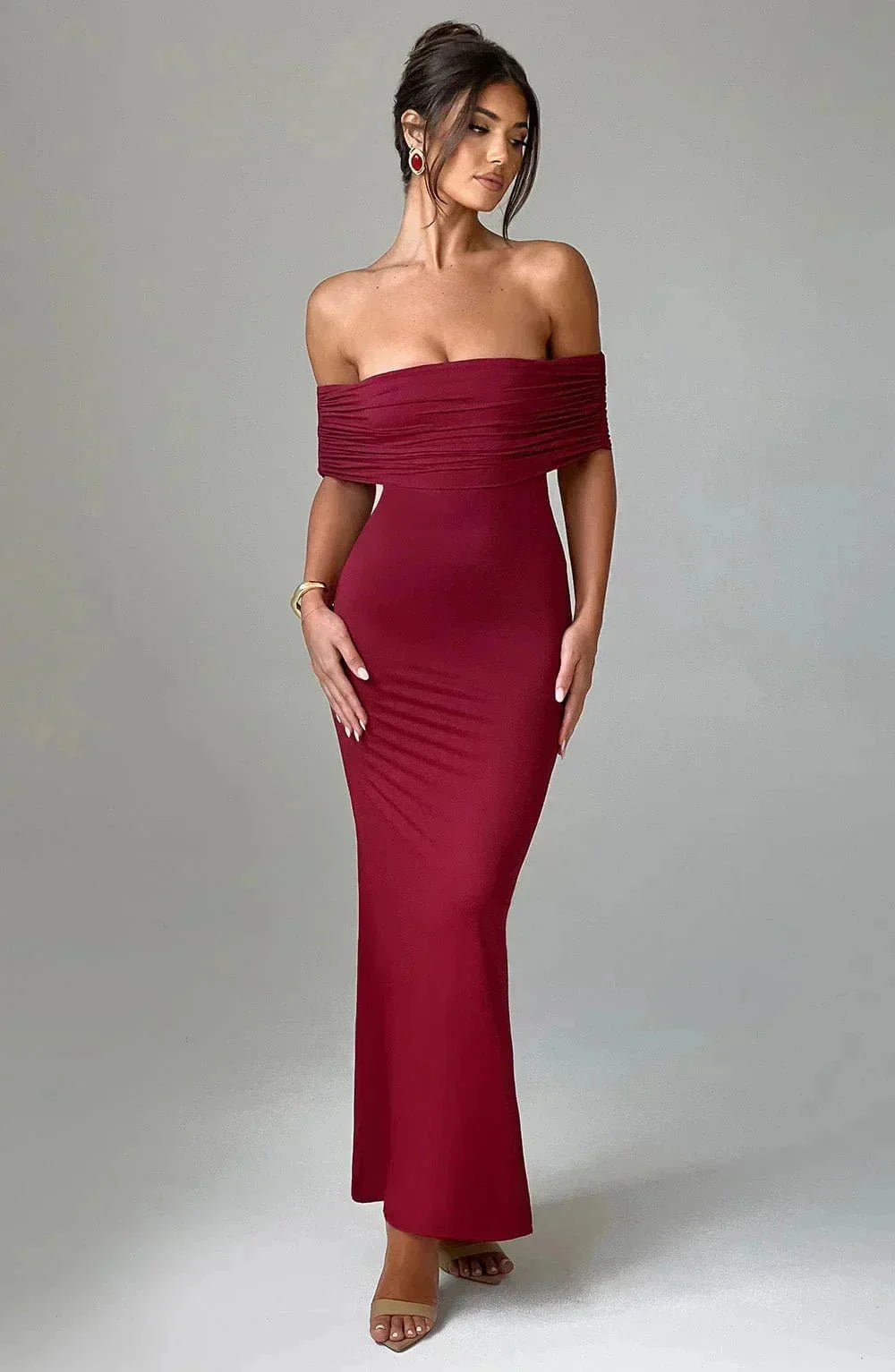 Damen Maxikleid mit schulterfreiem Design und Raffung – High-quality product image.