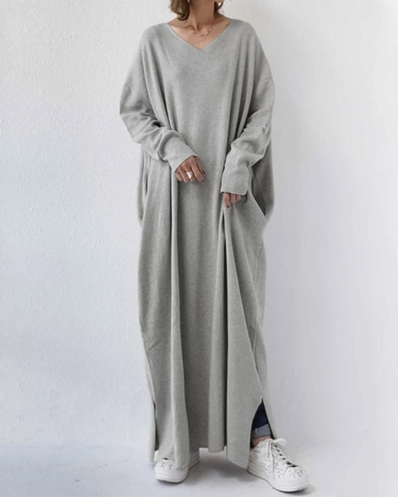 Graues Damen Maxikleid mit V-Ausschnitt, langen Ärmeln und fließendem Stoff für einen eleganten Look.