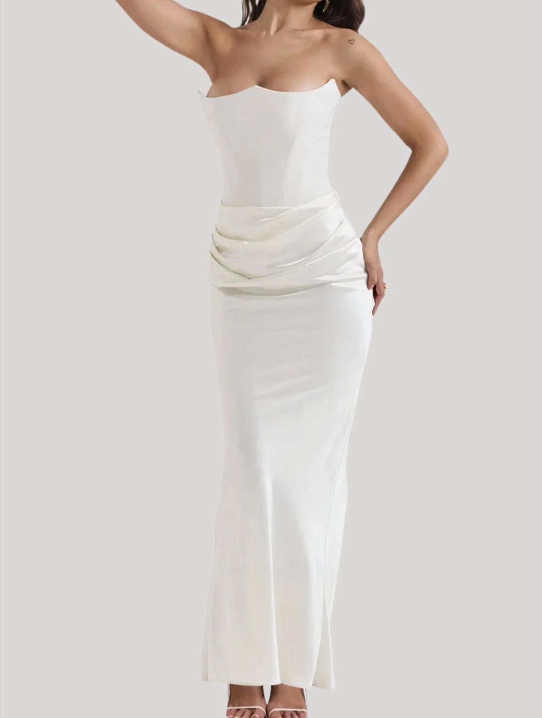Damen Maxikleid trägerlos mit elegantem Design – High-quality product image.