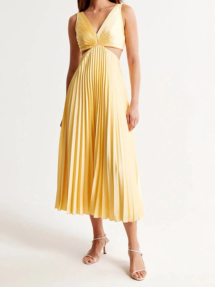 Schwarzes Abendkleid für Damen mit Plissee und V-Ausschnitt, elegant und stilvoll, perfekt für besondere Anlässe.