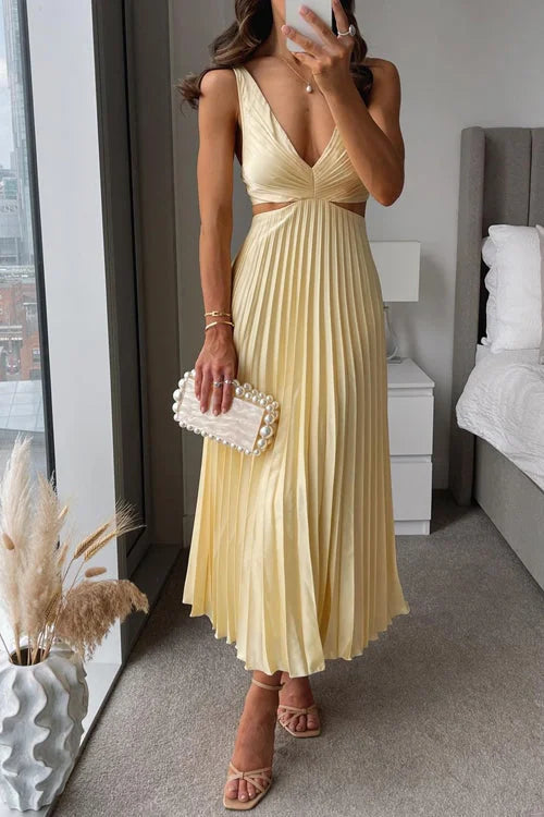 Gelbes Damen Midi Abendkleid mit Plissee, V-Ausschnitt. Leichter Stoff, elegantes Design für besondere Anlässe.