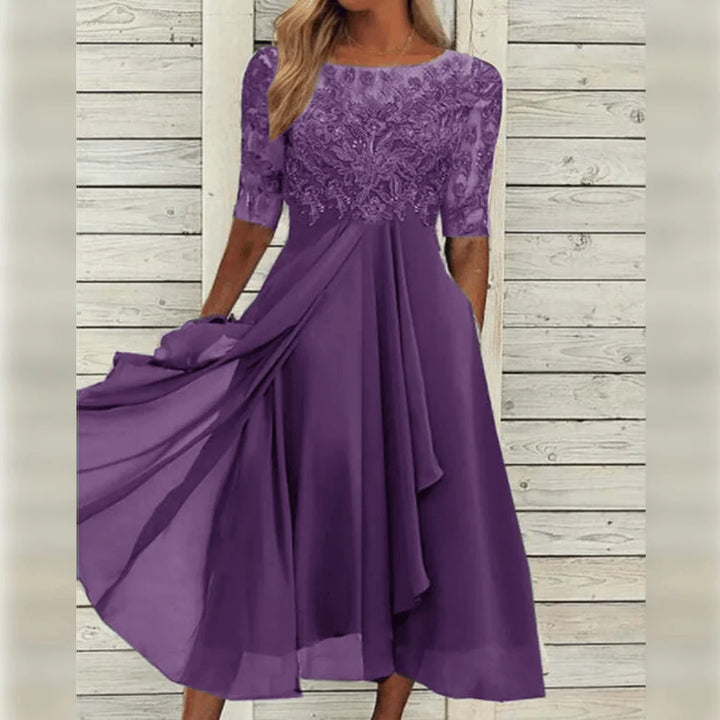 Schwarzes Damen Midi-Kleid mit Spitzenoberteil und asymmetrischem Saum aus leichtem Stoff.
