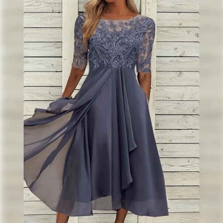 Graues Damen Midi-Kleid mit Spitzenoberteil und asymmetrischem Saum, ideal für festliche Anlässe oder elegante Events.